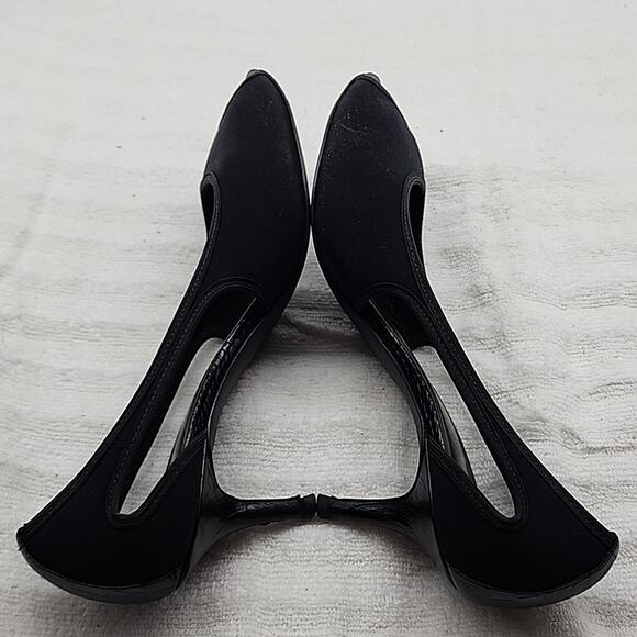 DONALD PLINER LATARA PEEP TOE PUMPS LADIES SIZE 8 CUT-OUT SIDES MICROFIBER⚫️GUC - Picture 12 of 16